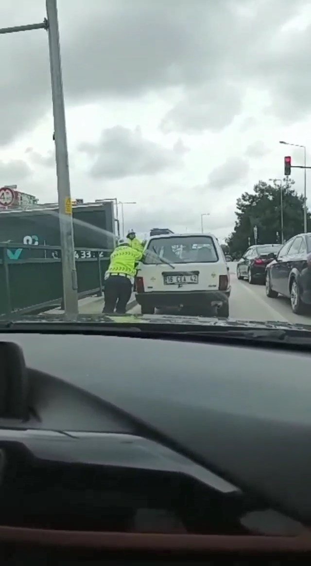 Trafik polisinden takdir toplayan hareket