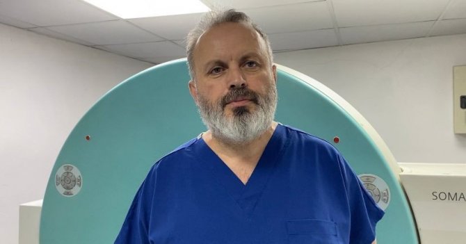 Yeni doğum yapan kedinin ayağına tuğla düştü, yavrularıyla birlikte ameliyata alındı