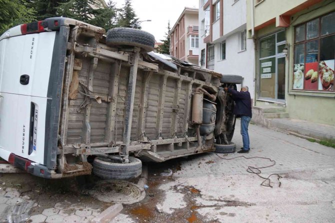 Yolcu minibüsünün çarptığı panelvan araç bahçe duvarına devrildi