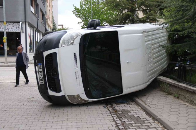 Yolcu minibüsünün çarptığı panelvan araç bahçe duvarına devrildi
