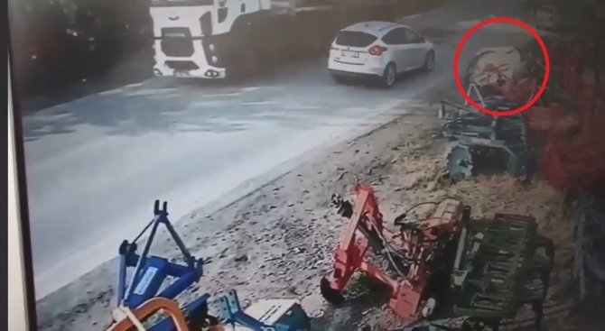 12 tonluk metal rulo yola düştü, araçlar ezilmekten son anda kurtuldu