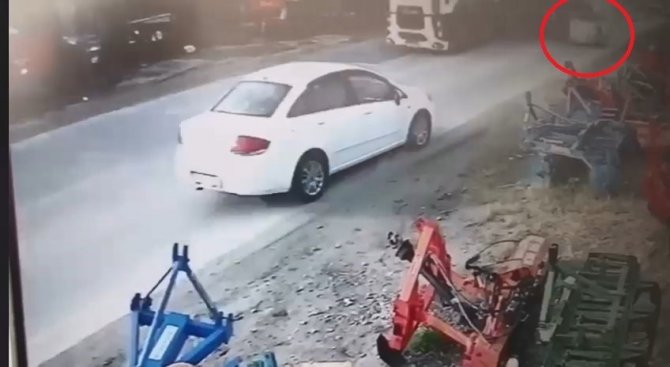 12 tonluk metal rulo yola düştü, araçlar ezilmekten son anda kurtuldu