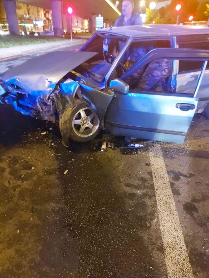 2 otomobil çarpıştı: 5 yaralı