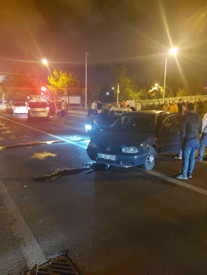 2 otomobil çarpıştı: 5 yaralı