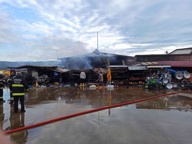 Akaryakıt istasyonu yanında korkutan yangın