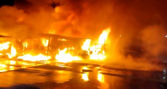 Akaryakıt istasyonu yanında korkutan yangın