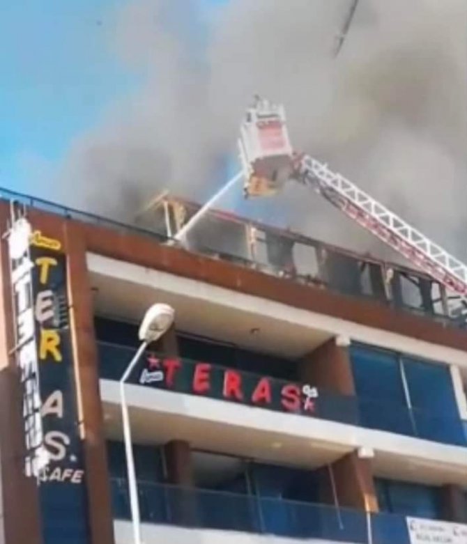 Alışveriş merkezinin teras katındaki kafede korkutan yangın