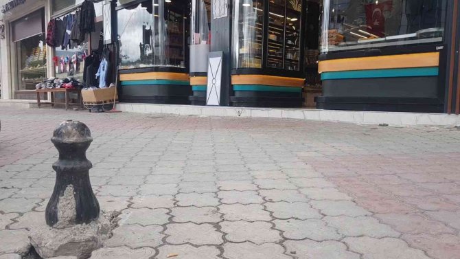 Alkollü sürücünün park halindeki iki otomobile çarptı