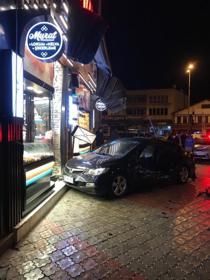 Alkollü sürücünün park halindeki iki otomobile çarptı