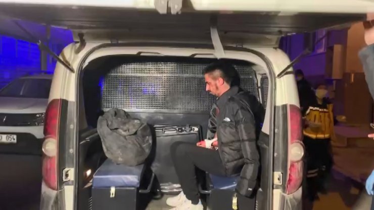 Annesini öldürüp üvey kardeşini yaraladı