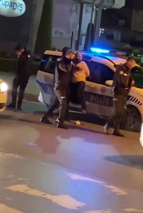 AVM’nin kapanış saatinde içeri girmeye çalıştı arbede yaşandı