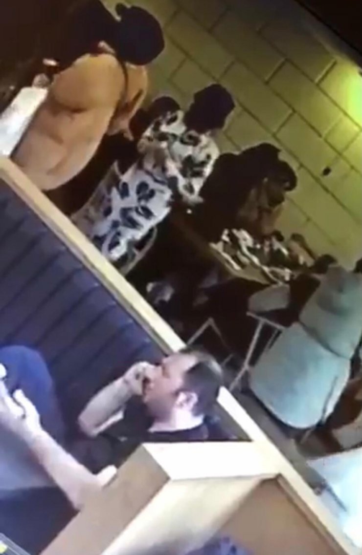 Ayakkabı bağlama bahanesiyle cüzdan çaldı