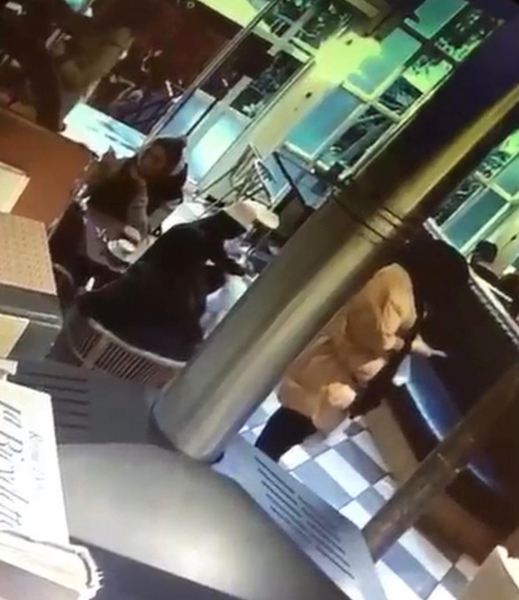 Ayakkabı bağlama bahanesiyle cüzdan çaldı