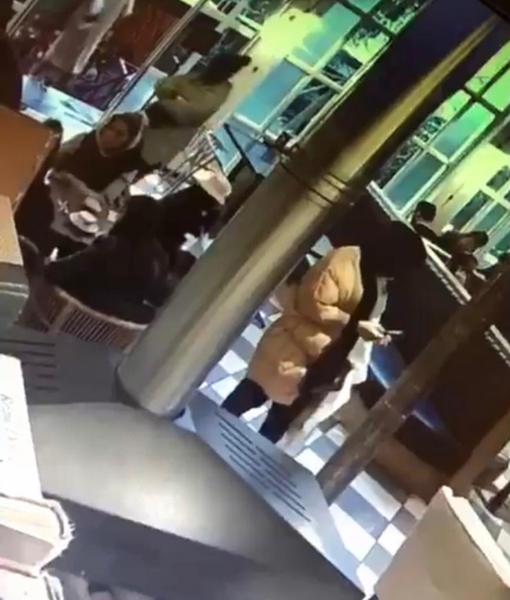 Ayakkabı bağlama bahanesiyle cüzdan çaldı