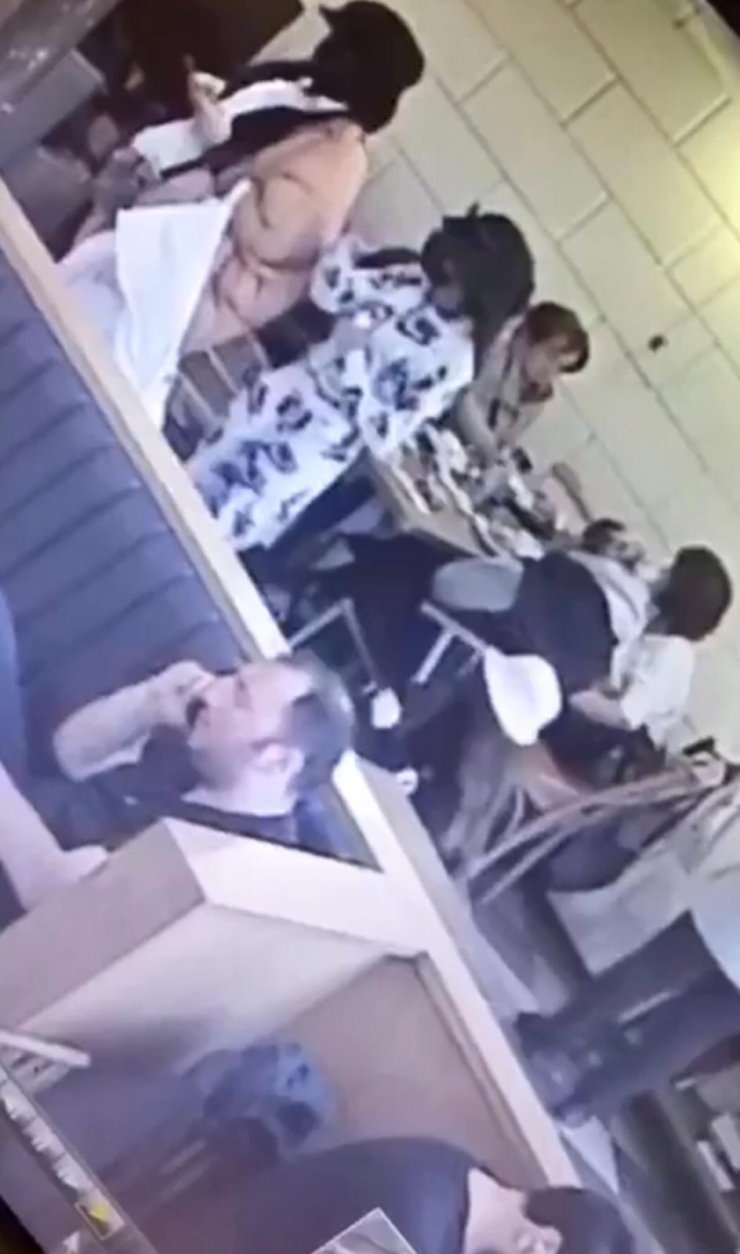 Ayakkabı bağlama bahanesiyle cüzdan çaldı