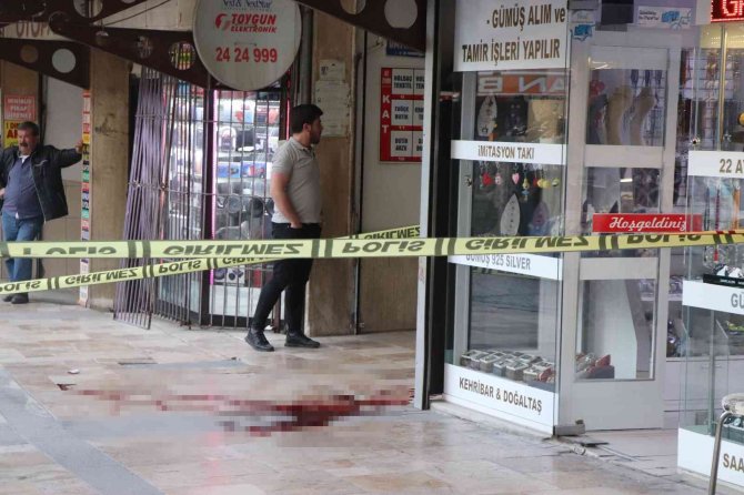 Bacağına saplanan bıçakla kaçıp canını kurtarmaya çalıştı