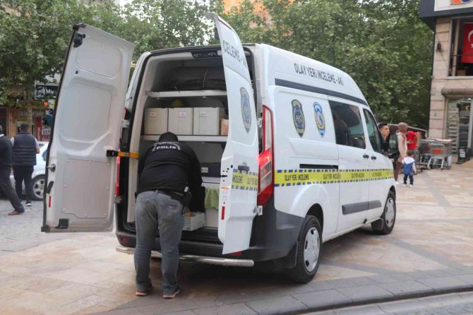 Bacağına saplanan bıçakla kaçıp canını kurtarmaya çalıştı