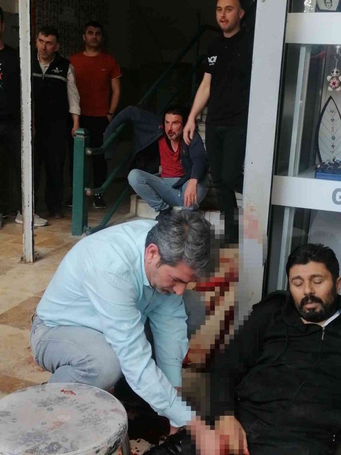 Bacağına saplanan bıçakla kaçıp canını kurtarmaya çalıştı