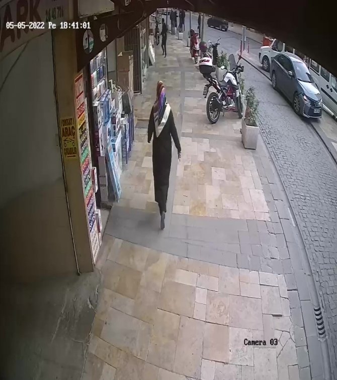 Bacağına saplanan bıçakla kaçıp canını kurtarmaya çalıştı