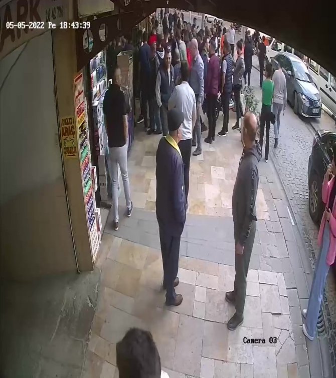 Bacağına saplanan bıçakla kaçıp canını kurtarmaya çalıştı