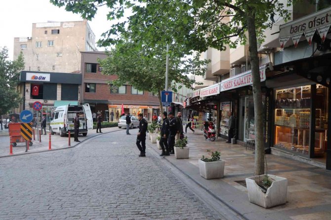 Bacağına saplanan bıçakla kaçıp canını kurtarmaya çalıştı