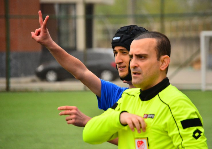 Beyin kanaması geçiren futbolcu, 5 ay sonra 'kaskla' döndü