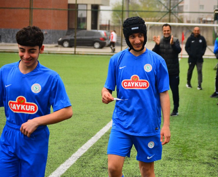 Beyin kanaması geçiren futbolcu, 5 ay sonra 'kaskla' döndü