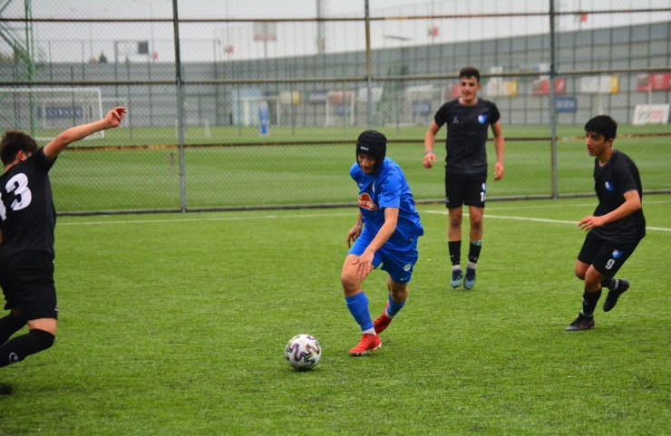 Beyin kanaması geçiren futbolcu, 5 ay sonra 'kaskla' döndü