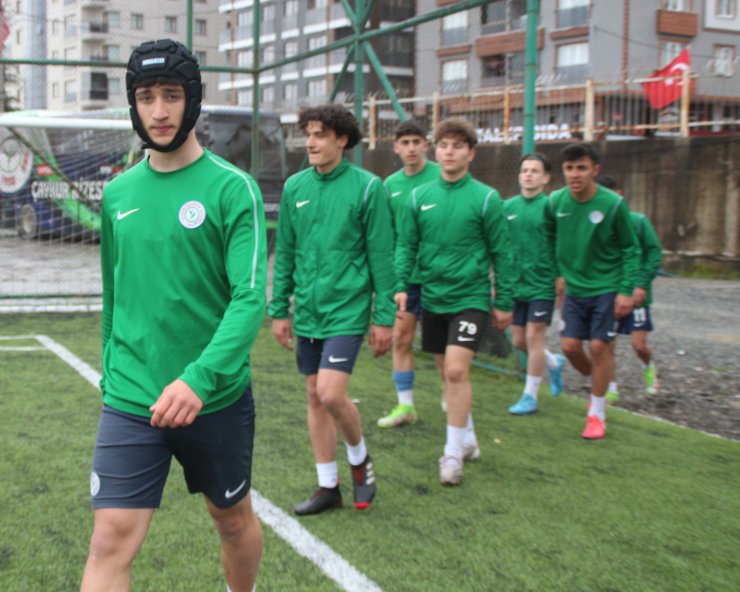 Beyin kanaması geçiren futbolcu, 5 ay sonra 'kaskla' döndü