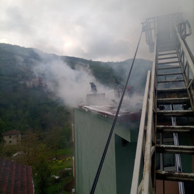 Çatı yangınına ekipler müdahale etti