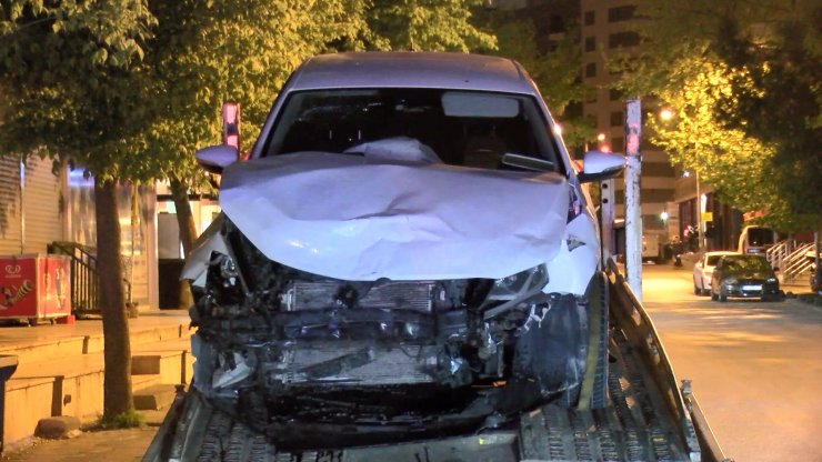 Çekmeköy’de çarpışan otomobillerden biri iş yerine girdi, o anlar güvenlik kameralarına yansıdı