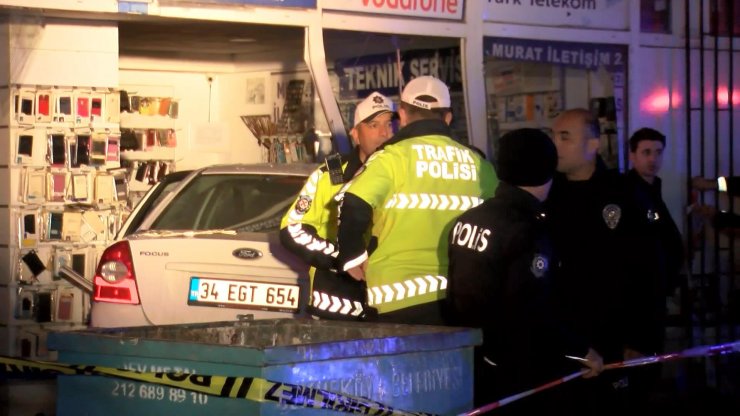 Çekmeköy’de çarpışan otomobillerden biri iş yerine girdi, o anlar güvenlik kameralarına yansıdı