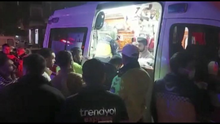 Çekmeköy’de çarpışan otomobillerden biri iş yerine girdi, o anlar güvenlik kameralarına yansıdı