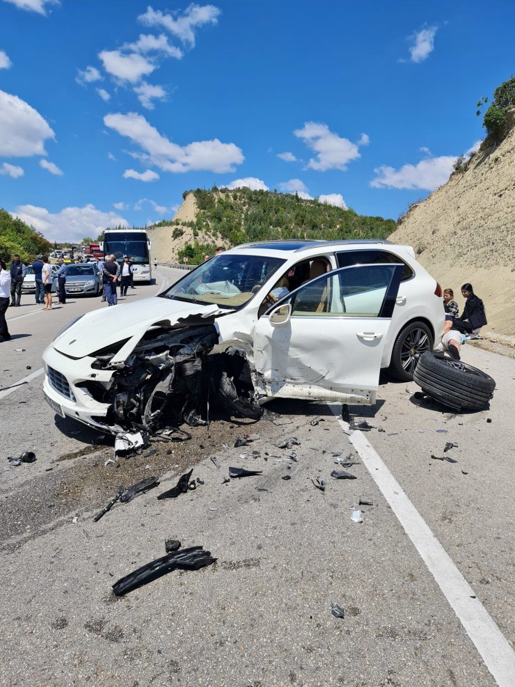 Ciple çarpışan otomobilin motoru yola savruldu, sürücüsü sıkıştı