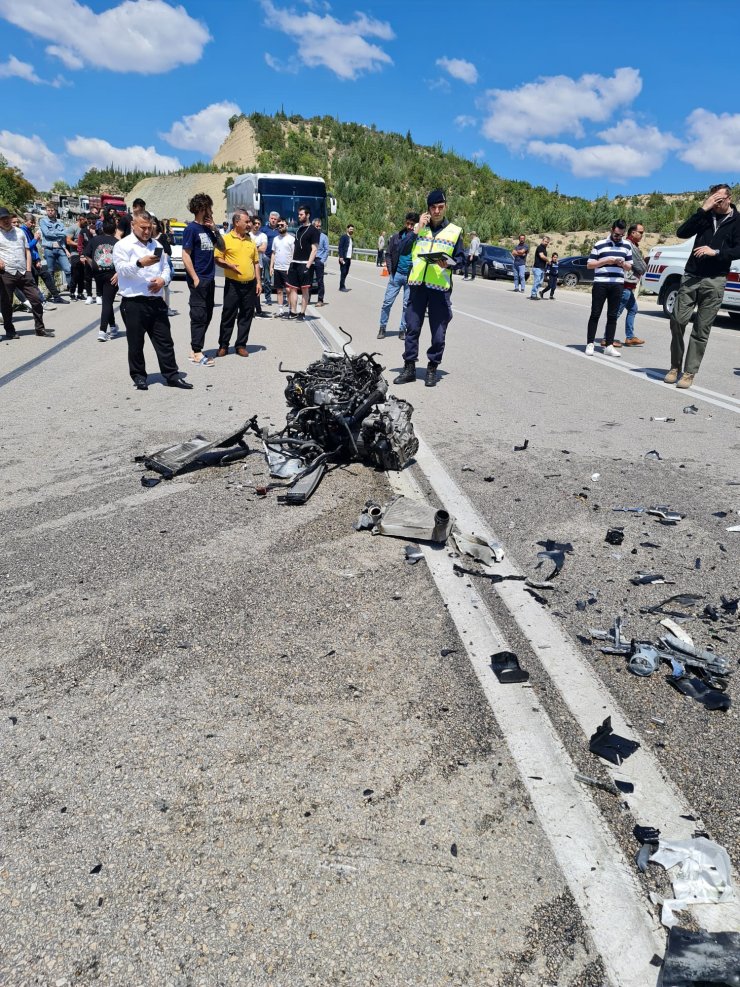 Ciple çarpışan otomobilin motoru yola savruldu, sürücüsü sıkıştı