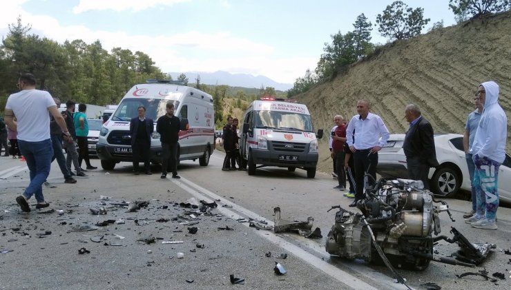 Ciple çarpışan otomobilin motoru yola savruldu, sürücüsü sıkıştı