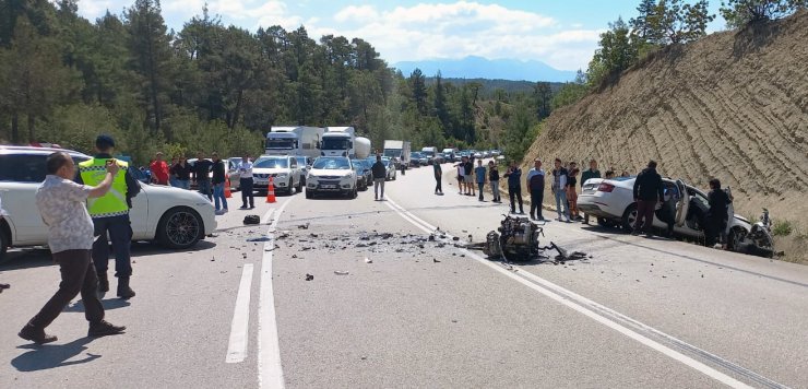 Ciple çarpışan otomobilin motoru yola savruldu, sürücüsü sıkıştı