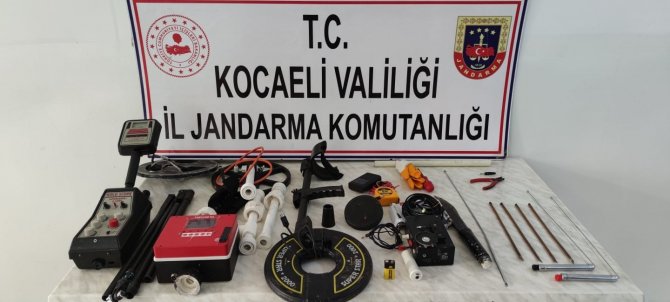Dedektörle kaçak kazı yaparken suçüstü yakalandılar