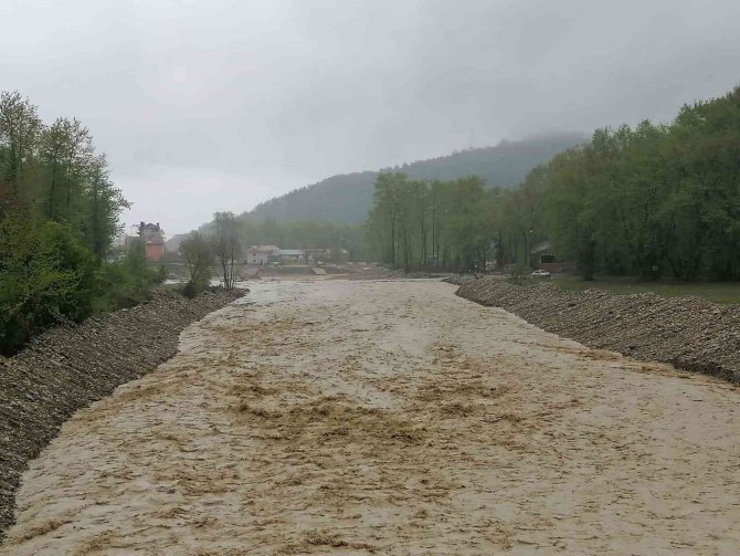 Dere taştı, geçici köprü ulaşıma kapandı
