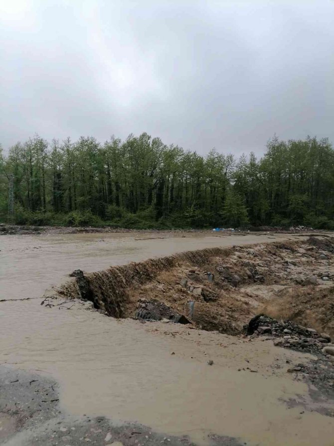 Dere taştı, geçici köprü ulaşıma kapandı
