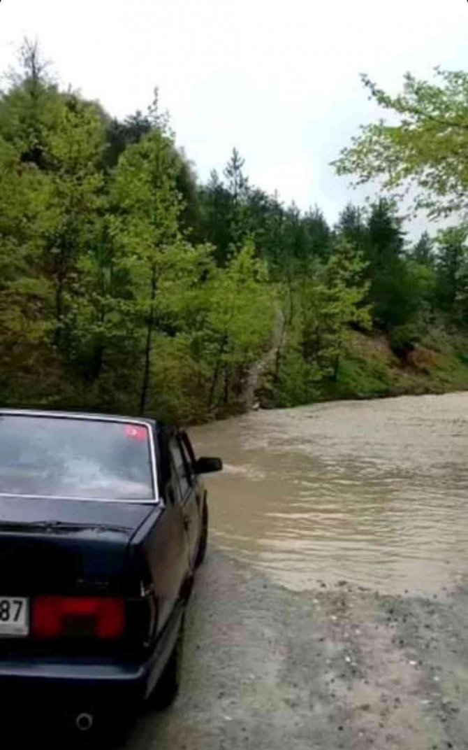 Dere taştı, geçici köprü ulaşıma kapandı