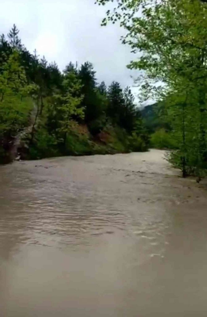 Dere taştı, geçici köprü ulaşıma kapandı