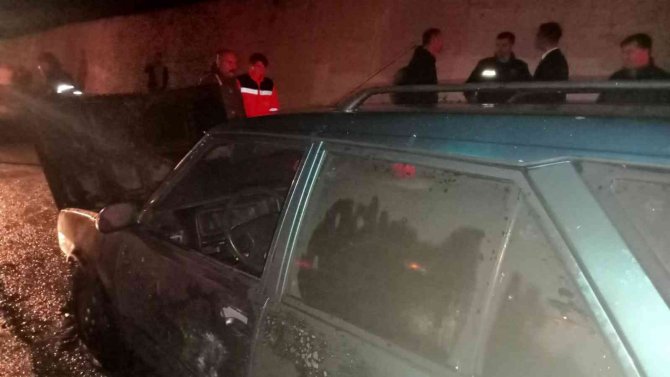 Düğünden dönen vatandaşların bulunduğu araç alevlere teslim oldu