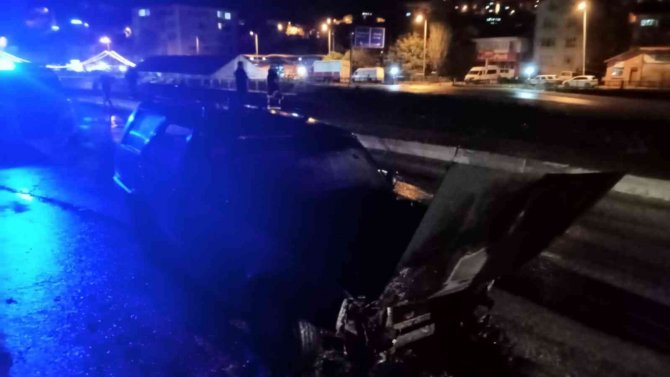 Düğünden dönen vatandaşların bulunduğu araç alevlere teslim oldu