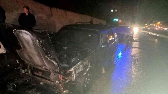 Düğünden dönen vatandaşların bulunduğu araç alevlere teslim oldu