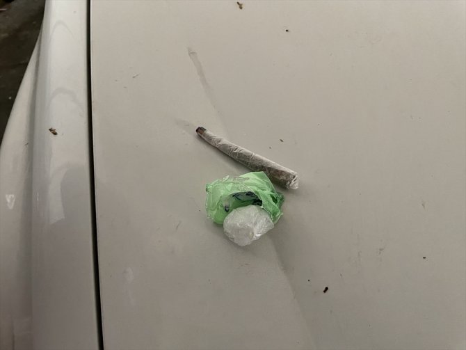 "Dur" ihtarına uymayıp kaçarken kaza yapan araçtan uyuşturucu çıktı