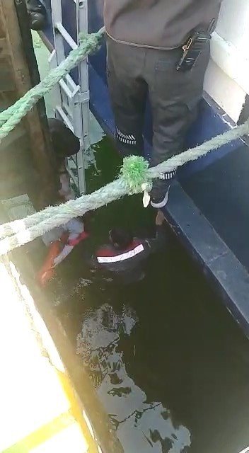 Feribottan inip iskelede dolaşırken denize düşen çocuğu görevli personel kurtardı