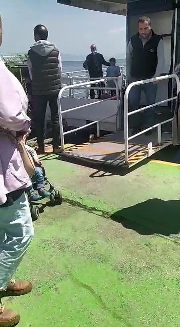 Feribottan inip iskelede dolaşırken denize düşen çocuğu görevli personel kurtardı