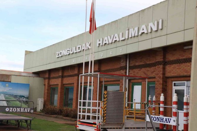 Havalimanından sahte belgelerle yurt dışına çıkarken yakalandılar