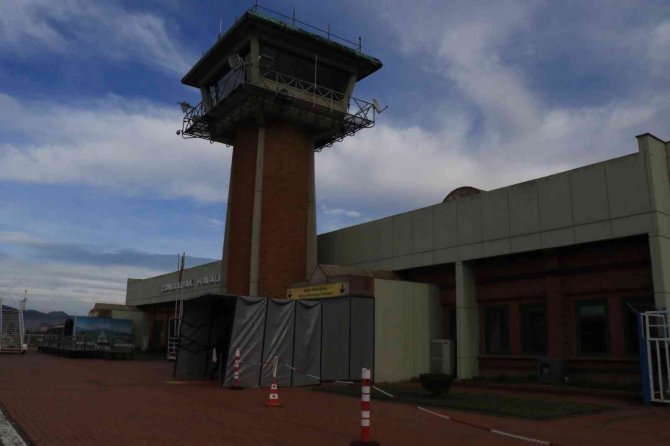 Havalimanından sahte belgelerle yurt dışına çıkarken yakalandılar